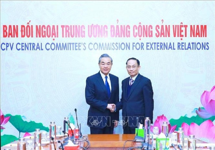 Ông Lê Hoài Trung, Bí thư Trung ương Đảng, Trưởng Ban Đối ngoại Trung ương, đã có cuộc hội kiến với ông Vương Nghị. (Ảnh TTXVN)