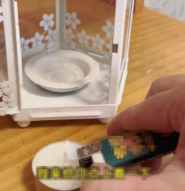 Anh Cao phát hiện cây nến vợ được tặng từ khi tốt nghiệp.