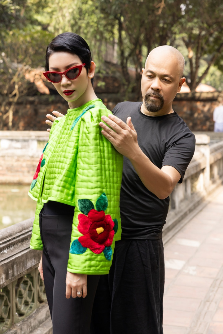 Mỗi dịp gió đông về, NTK Đức Hùng lại "trình làng" bộ sưu tập áo chần bông mới. Năm nay, nam NTK giới thiệu với công chúng BST mang tên "Dáng Kiều thơm".