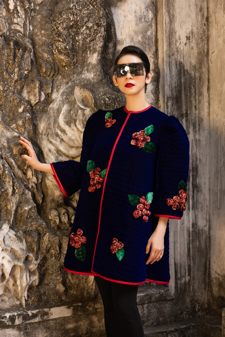 "Nàng thơ" được NTK Đức Hùng gửi gắm BST mới lần này là siêu mẫu Xuân Lan. Vẻ đẹp cá tính, sắc sảo của Xuân Lan khi kết hợp với những mẫu áo chần bông lại càng thêm thu hút, thời trang hơn.