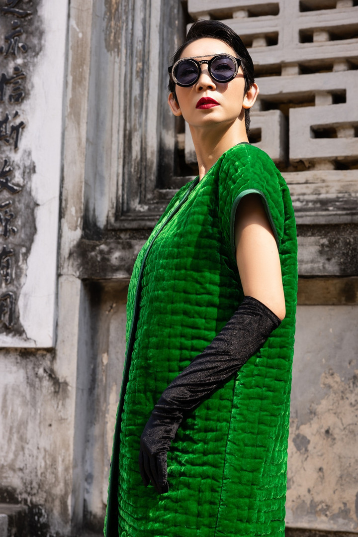 Từng mẫu áo đều được NTK Đức Hùng tỉ mỉ phối màu, tạo kiểu, kết hợp giữa nhung the xanh tím than với đường viền tapta đỏ, tapta vàng kết hợp với bông hoa xanh lá mạ... đem lại không khí tươi vui, tưng bừng của mùa lễ hội.