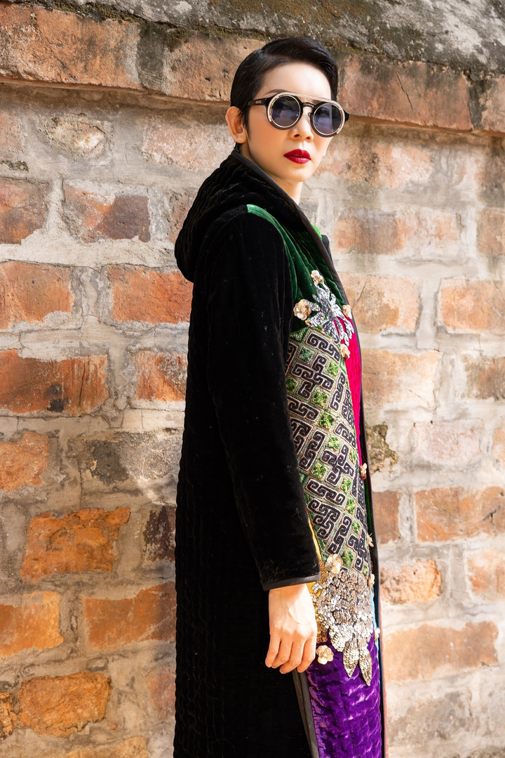 Điểm nhấn mà NTK Đức Hùng luôn sử dụng qua các BST áo chần bông của mình đó là những mảng màu thổ cẩm mộc mạc, giản dị.