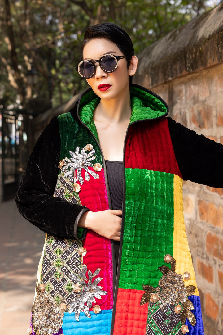 NTK tinh tế đặt những miếng thổ cẩm trên vạt áo, trên tay áo hay ống tay, lưng... để tạo thành điểm nhấn gợi nhắc đến nét đẹp truyền thống của dân tộc.