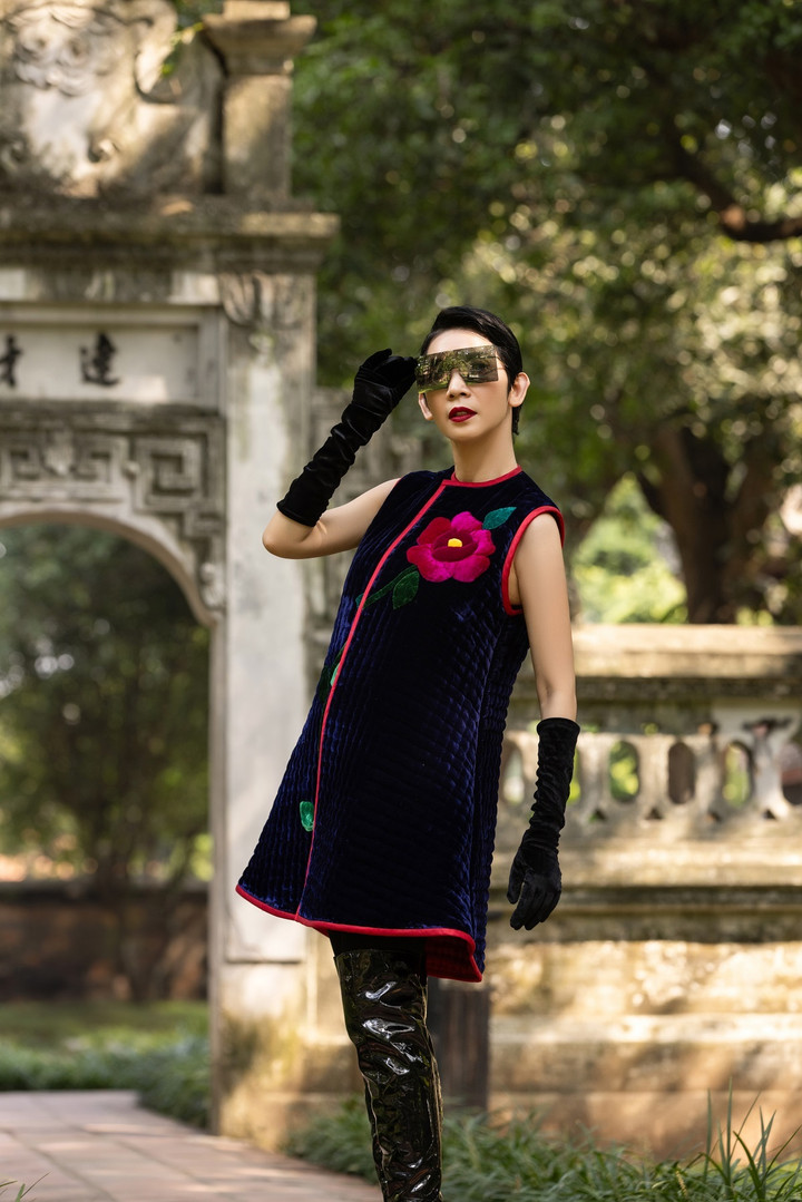 Nhung, the, lụa tơ tằm, thổ cẩm vốn là những chất liệu truyền thống nhưng được NTK Đức Hùng khéo léo kết hợp trong những mẫu áo chần bông tạo nên vẻ đẹp thời trang, hiện đại và đầy phá cách.