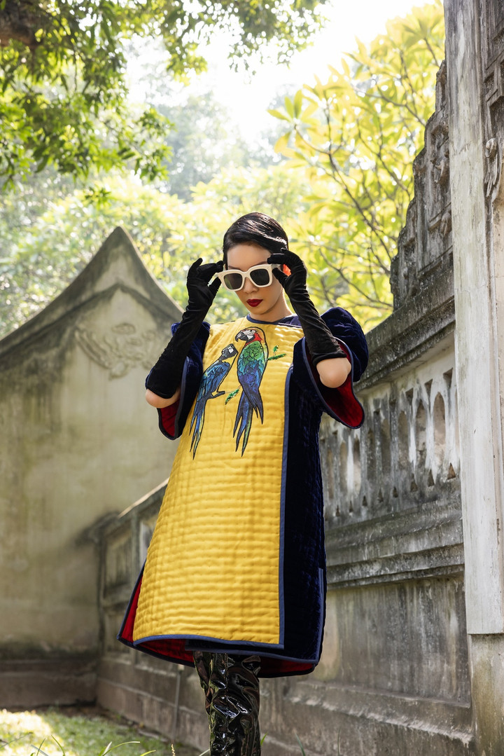 NTK Đức Hùng cho hay, mỗi chiếc áo chần bông đều mang vẻ đẹp "độc bản", đem lại sự trải nghiệm thú vị cho người mặc. Những chiếc áo chần bông trong BST "Dáng Kiều thơm" của NTK Đức Hùng giúp siêu mẫu Xuân Lan khoe vẻ đẹp vừa thời trang, sành điệu lại vừa mang đậm nét truyền thống.