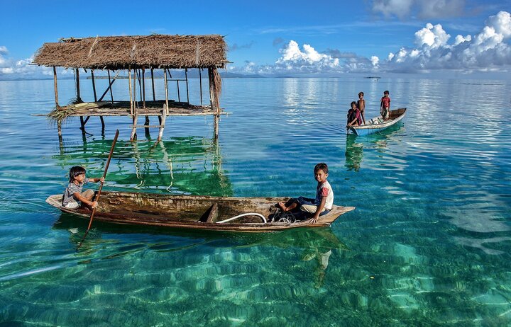 Các gia đình Bộ tộc Bajau biệt lập đã phát triển mạnh trong nhiều thế kỷ, bằng cách duy trì trạng thái cân bằng hoàn hảo với đại dương. (Ảnh: Authentic-indonesia)