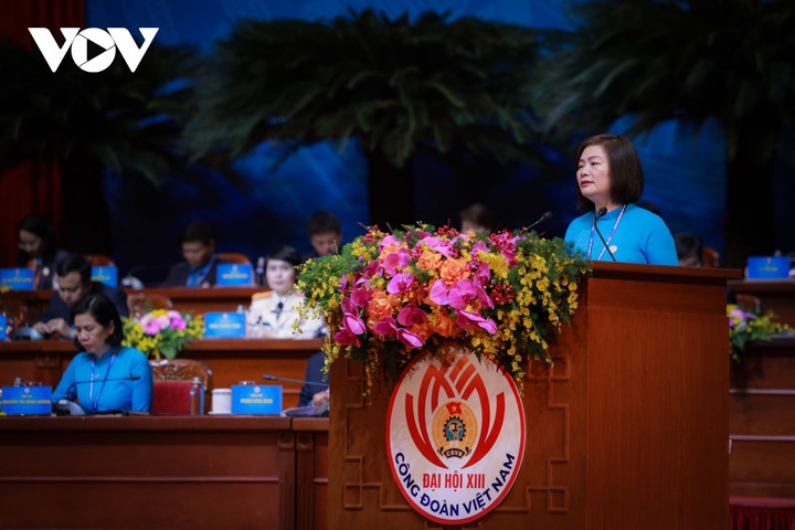 Trước đó, trong phiên làm việc sáng nay, Đại hội đã nghe và thảo luận nhiều nội dung quan trọng. Trong ảnh: Bà Phạm Thị Thanh Tâm - Chủ tịch Công đoàn Dệt May Việt Nam tham luận chủ đề: Công đoàn Dệt May Việt Nam (CĐDMVN) với công tác chăm lo, bảo vệ quyền lợi lao động nữ, xây dựng gia đình đoàn viên, người lao động no ấm, hạnh phúc.