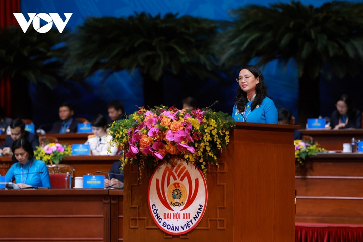 Bà Lê Thị Sương Mai - Chủ tịch Liên đoàn Lao động Thành phố Cần Thơ trình bày tham luận: “Phát huy hiệu quả công tác kiểm tra, giám sát, góp phần xây dựng tổ chức Công đoàn vững mạnh”.