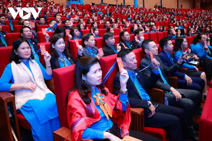 Đại biểu biểu quyết, nhất trí thông qua những nội dung Đoàn Chủ tịch Đại hội báo cáo tiếp thu, giải trình Điều lệ Công đoàn Việt Nam (sửa đổi, bổ sung).