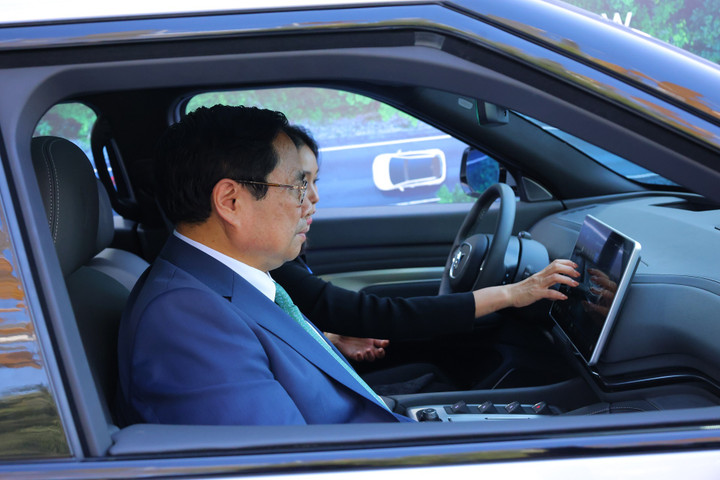 Thủ tướng Phạm Minh Chính thăm gian trưng bày VinFast tại COP28 - 2