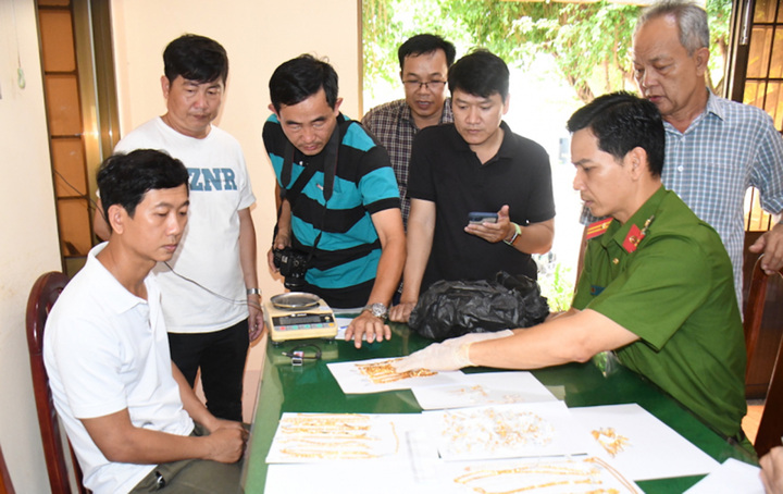 Số vàng tang vật công an thu giữ và bàn giao cho chủ tiệm. (Ảnh: Công an cung cấp)