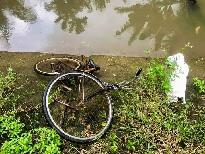 Chiếc xe đạp được cho là của nạn nhân bỏ lại hiện trường.