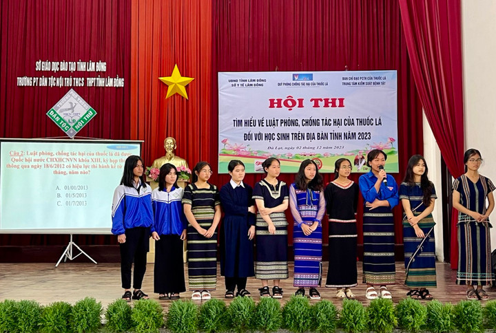 Các đội thi trải qua các phần thi hỏi đáp, trắc nghiệm.