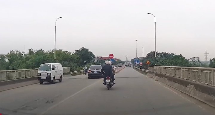 Khi vừa di chuyển qua cầu Hồ trên quốc lộ 38, xe ô tô biển xanh đã đánh lái sang làn ngược chiều.