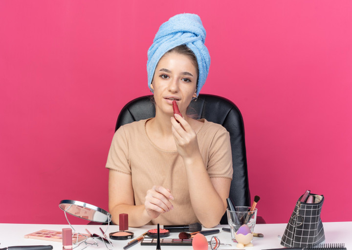 Đôi khi, sử dụng màu son môi tông đậm cũng có thể làm nổi bật các đặc điểm lão hóa như đường rãnh nhăn quanh miệng, vô tình làm phụ nữ trông già hơn.