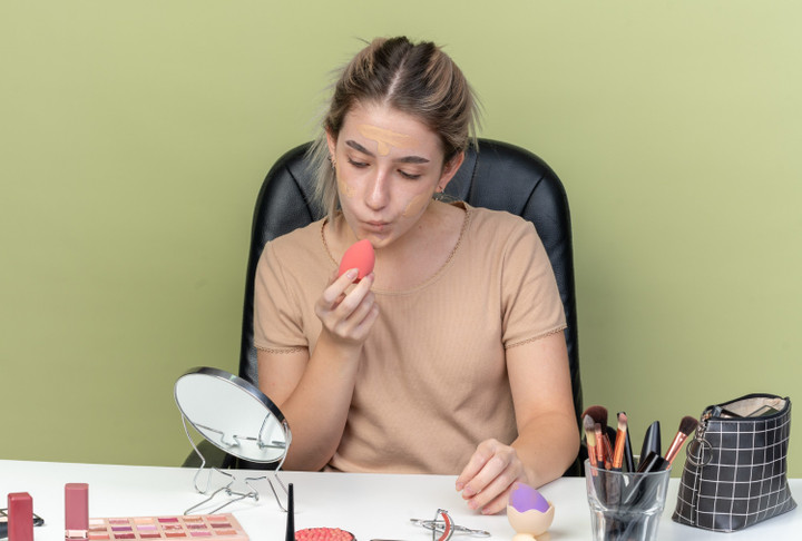 Việc sử dụng kem nền dưỡng ẩm sẽ duy trì độ mịn màng của da và giúp làm mờ nếp nhăn một cách hiệu quả.