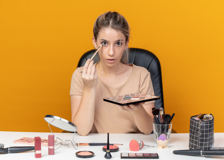 Bạn nên chọn một loại kem che khuyết điểm có kết cấu mỏng, nhẹ nhàng và tốt nhất là dạng thỏi để tạo ra lớp che phủ tự nhiên và mịn màng cho vùng da dưới mắt.