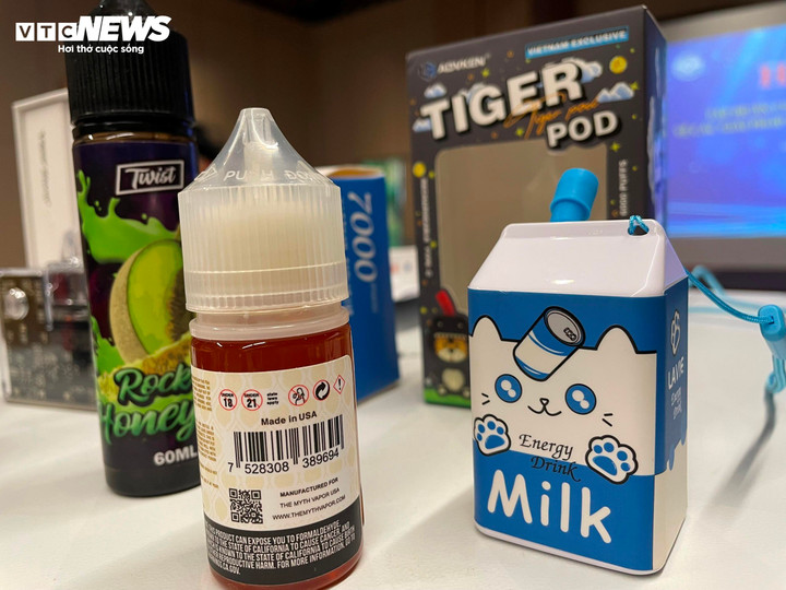 Nhìn không khác gì một hộp sữa, đồ chơi trẻ em nhưng đó lại là các thuốc lá điện tử. (Ảnh: Như Loan)