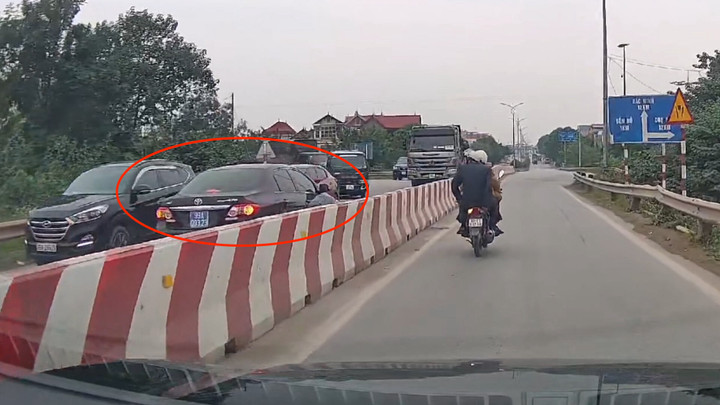 Một xe biển xanh đi vào làn ngược chiều bị xử lý vi phạm.