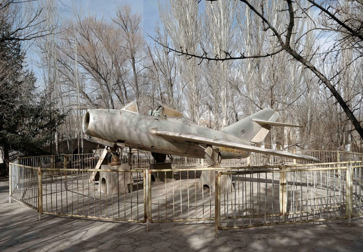 Là bí mật quân sự, 404 gần như bị cô lập với bên ngoài. Thành phố không có tên trong danh sách các cấp hành chính ở Trung Quốc, không xuất hiện trên bản đồ, không có mã bưu điện, mã biển số xe,... Người dân bên ngoài khi đó cũng chỉ được biết bên trong nhà nước đang "khai thác khoáng sản XX".