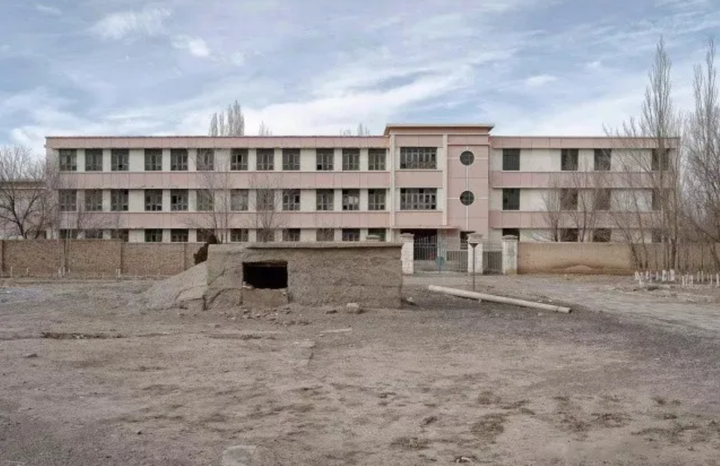 Cũng giống như các thành phố khác ở Trung Quốc, 404 có đầy đủ bệnh viện, cục công an, cục đất đai, cục an sinh xã hội, đài truyền hình, báo chí... cho đến các loại hình dịch vụ giải trí như công viên, câu lạc bộ khiêu vũ, bể bơi, thư viện,... Trong khi trẻ nhỏ được gửi tại 2 nhà trẻ duy nhất, sau đó vẫn có thể theo đầy đủ các cấp học trong thành phố.