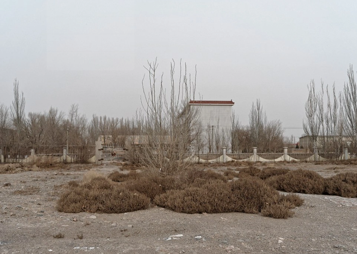 Điểm khác biệt là 404 nằm ở giữa sa mạc, có môi trường tự nhiên khắc nghiệt. Các loại cây cối, hoa màu đều được trồng nhân tạo, nước sạch cũng được chuyển từ nơi khác về và có kế hoạch phân phối cụ thể.