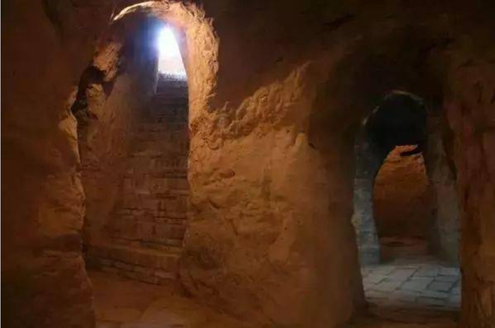 Ngoài ra thành phố còn có vô số hầm trốn bom cùng mạng lưới đường hầm phòng thủ dưới lòng đất.