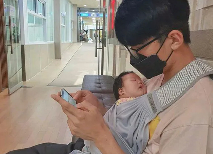 Trẻ con học theo người lớn rất nhanh. Chúng có thể cảm thấy rằng bản thân không quan trọng bằng một chiếc điện thoại.