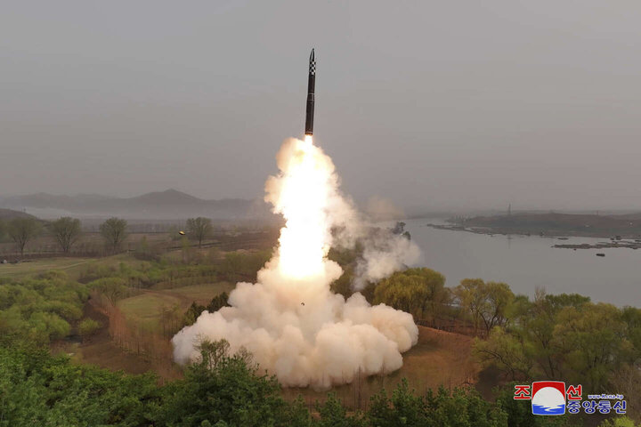 Tên lửa đạn đạo Hwasong-18 của Triều Tiên. (Ảnh: KCNA)