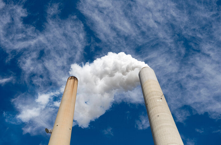 Khí thải từ nhà máy điện than ở New Haven, Tây Virginia, Mỹ. (Ảnh: AFP/TTXVN)