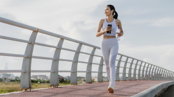 Số calo bạn đốt được khi đi bộ, chạy bộ không chỉ tùy thuộc vào thời gian mà còn liên quan đến cân nặng. (Ảnh: Shutterstock)