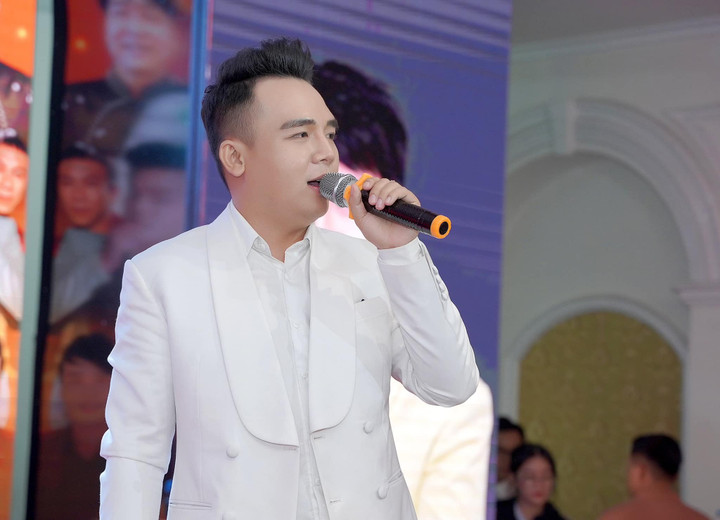 Nam ca sĩ Dương Hoàng Phúc.