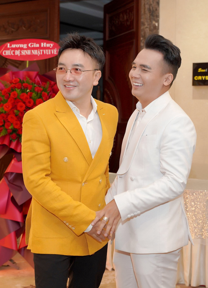 Anh được ca sĩ Dương Ngọc Thái nhận làm học trò.