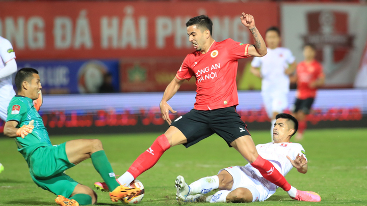 Quang Hải ghi bàn, CLB CAHN vẫn thua đậm Hải Phòng 3 CLB Công an Hà Nội (áo đỏ) bế tắc trước hàng thủ chắc chắn của CLB Hải Phòng. (Ảnh: Tùng Phan)