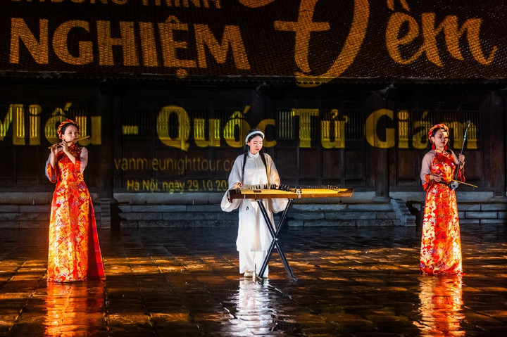 Đinh Khánh Ly hoà tấu cùng nghệ sĩ Tạ Hán (bìa trái) và nghệ sĩ Tạ Diệp (bìa phải).