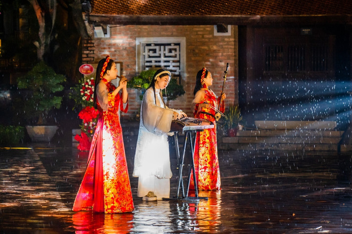 Đinh Khánh Ly cùng các nghệ nhân chơi từng bản nhạc tương ứng với 6 cửa của di tích.