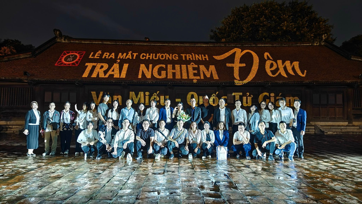 Đinh Khánh Ly và ekip sản xuất VietsoftPro tại Tour đêm Văn Miếu - Quốc Tử Giám.