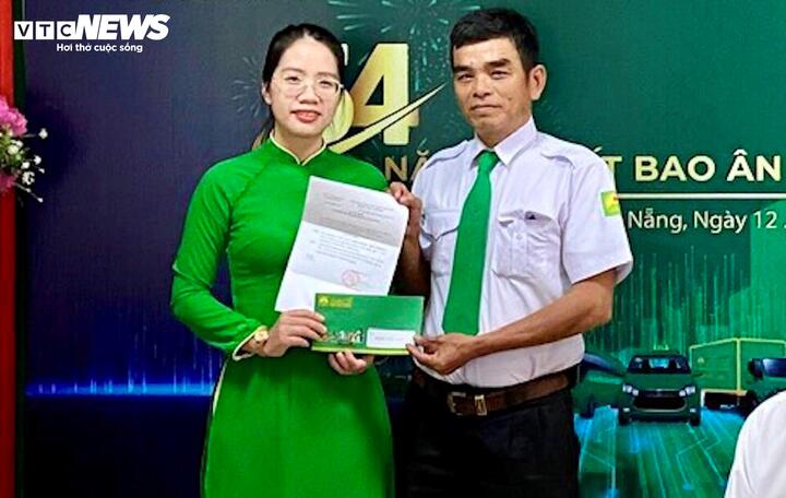 Đại diện ban giám đốc một hãng taxi hoạt động ở TP Đà Nẵng tuyên dương anh Huỳnh Văn Đấu.