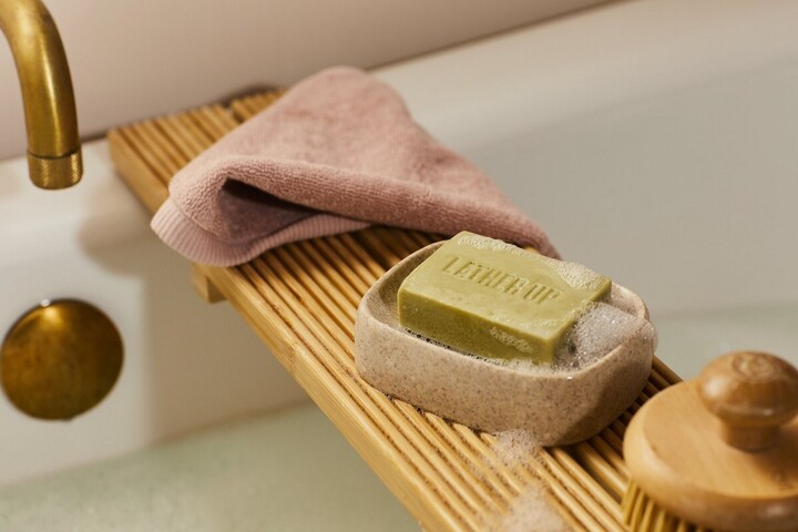 Những người có làn da dầu nên sử dụng xà phòng để tắm. (Ảnh: The Body Shop UAE)