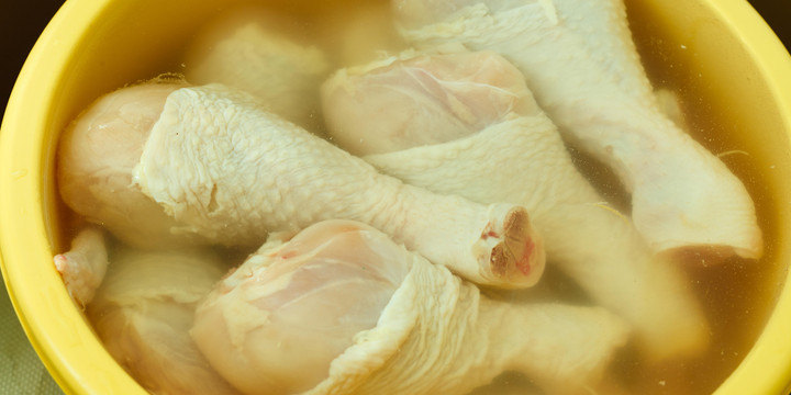 Hãy ngâm thịt gà trong chậu nước muối pha loãng khoảng 20 phút để chất bẩn trong thịt từ từ tiết ra, sau đó rửa lại bằng nước lạnh thật nhiều lần. (Ảnh: The Today Show)