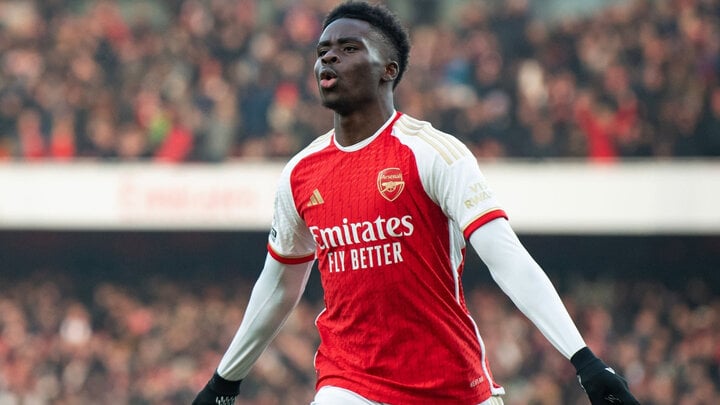 Bukayo Saka là cầu thủ Anh cuối cùng xuất hiện trong top 10 danh sách cầu thủ đắt giá nhất thế giới. "Golden Boy" của Arsenal được định giá 166 triệu bảng và nhiều khả năng sẽ chiếm 1 suất tại hành lang cánh phải Tam Sư tại Euro 2024.