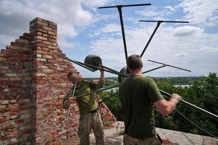 Binh sĩ Ukraine triển khai một thiết bị tác chiến điện tử.