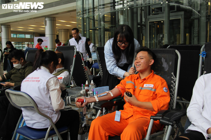 Cán bộ nhân viên EVN tích cực tham gia hiến máu tình nguyện sáng 5/12.