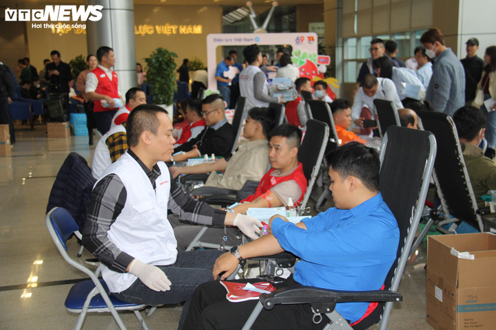 Đông đảo cán bộ, nhân viên EVN tham gia hiến máu tình nguyện.