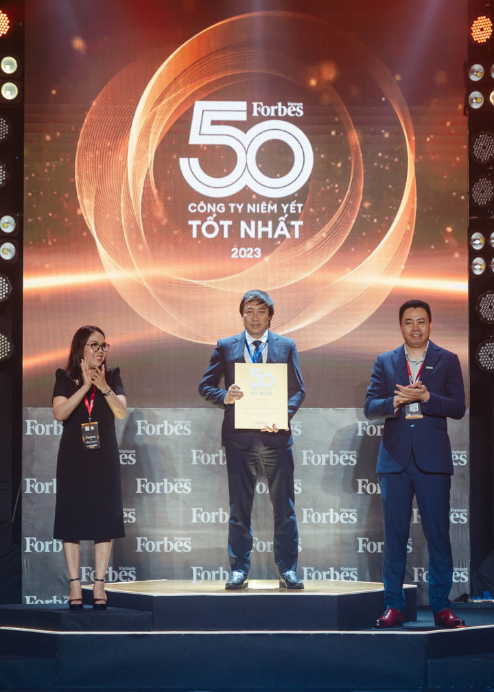 Đại diện PVFCCo nhận chứng nhận vinh danh Top 50 công ty niêm yết tốt nhất.