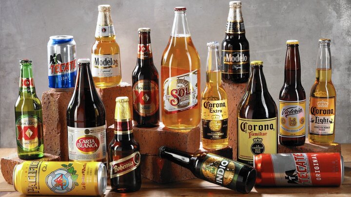 Vì sao bia ít được đóng trong chai nhựa? Nhựa là chất liệu "xốp" hơn thủy tinh, khiến bia dễ bị nhạt hơn so với chai thủy tinh. (Ảnh: Fort Worth Weekly)