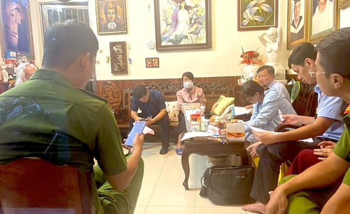 Cơ sở khám chữa bệnh không phép của ông Hà Duy Thọ bị kiểm tra. (Ảnh: Sở Y tế)