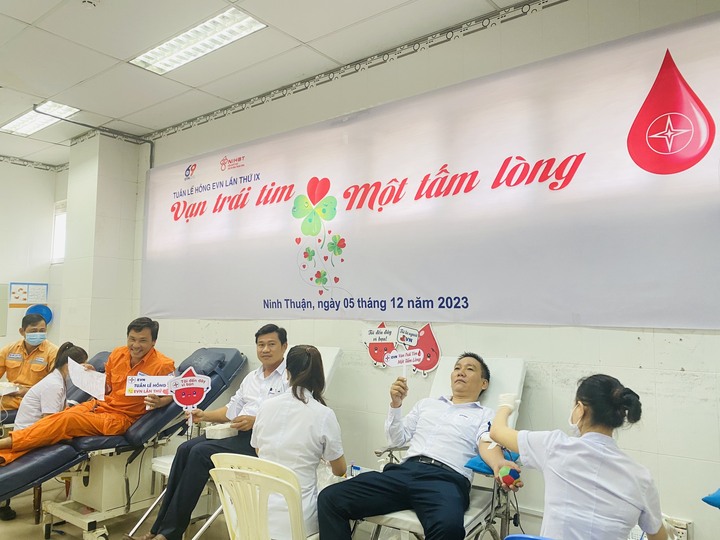 CBCNV Công ty Điện lực Ninh Thuận tham gia hiến máu tình nguyện. (Ảnh: EVNSPC)