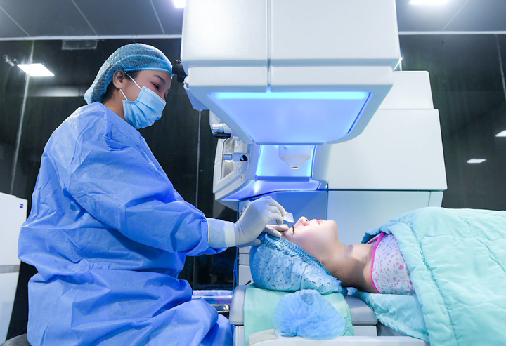 Bác sĩ Hằng trong quá trình phẫu thuật khúc xạ cho bệnh nhân bằng phương pháp hiện đại nhất SMILE pro.