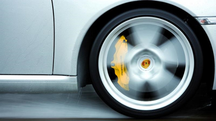 Không nên tắt hệ thống kiểm soát độ bám đường. (Ảnh minh hoạ).